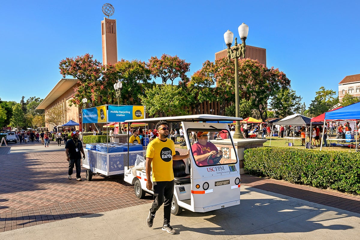 Favorite USC photos: Zero-waste team