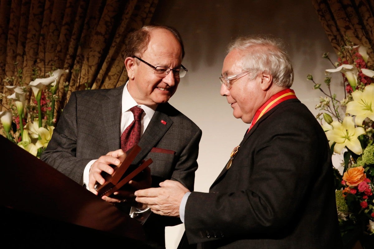 Manuel Castells receives medallion
