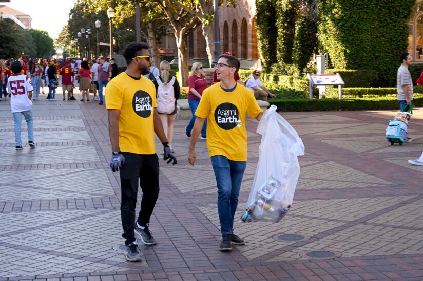 USC tailgating recycling: Nick Belgrave and Josh Rebello