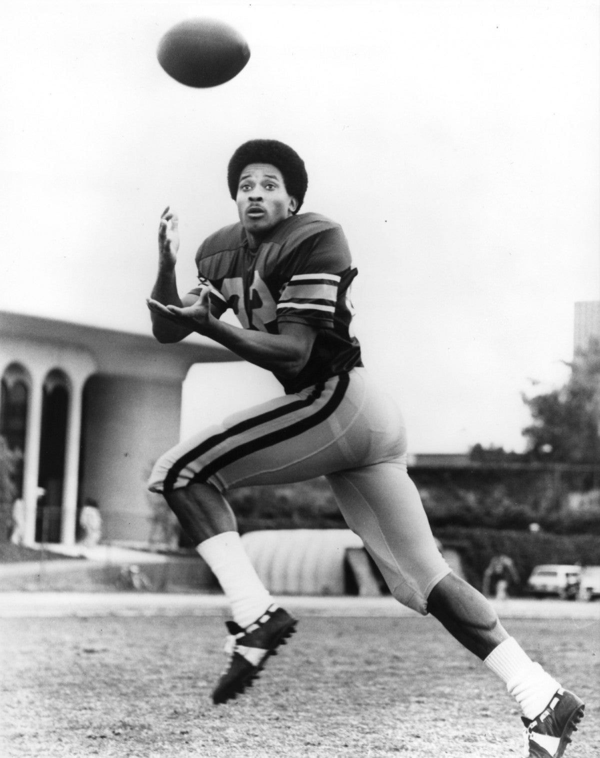 Lynn Swann playing football at USC