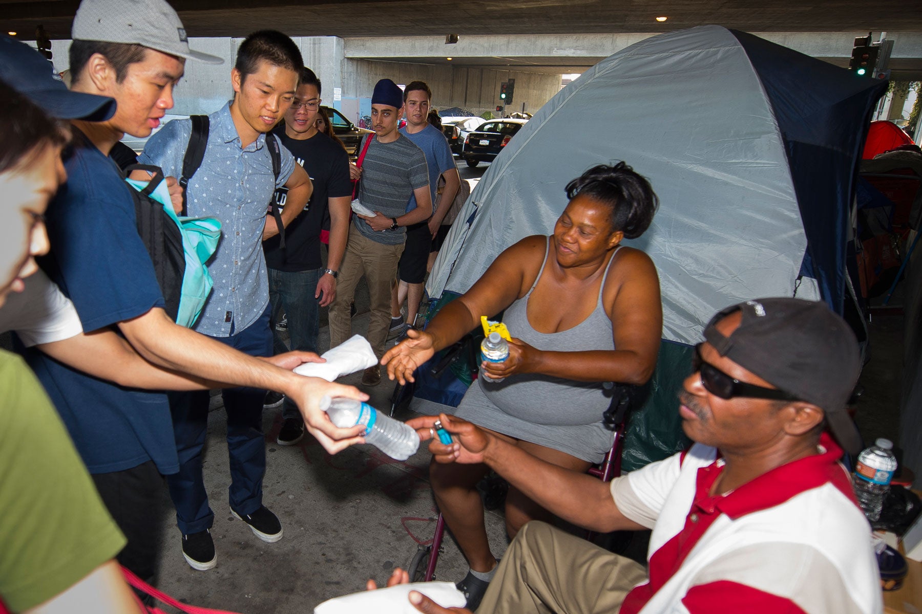 students working with homeless