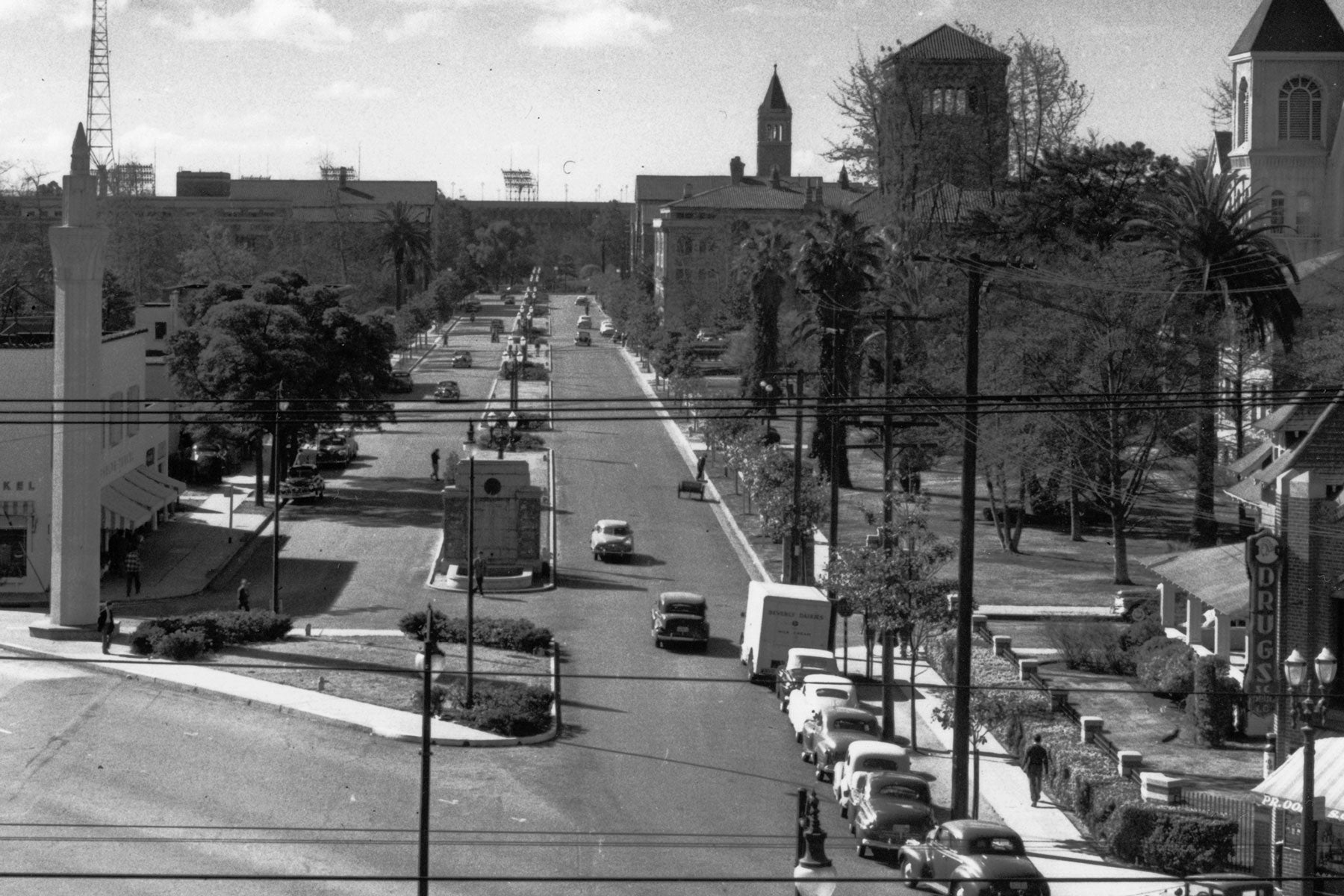 History of the USC campus: University Avenue, now Trousdale Parkway, as a through street (Photo/Courtesy of USC Libraries)