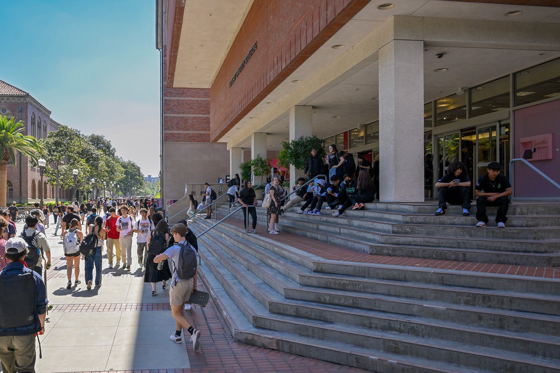 USC campus photos: Bookstore steps are crowded