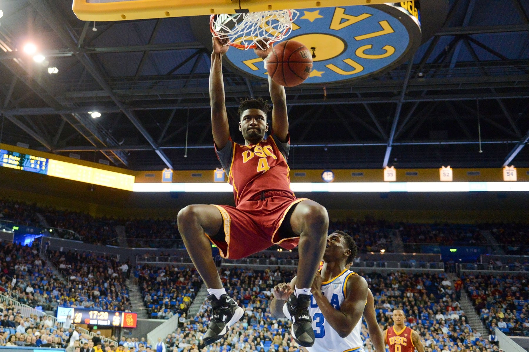 USC basketball player dunking