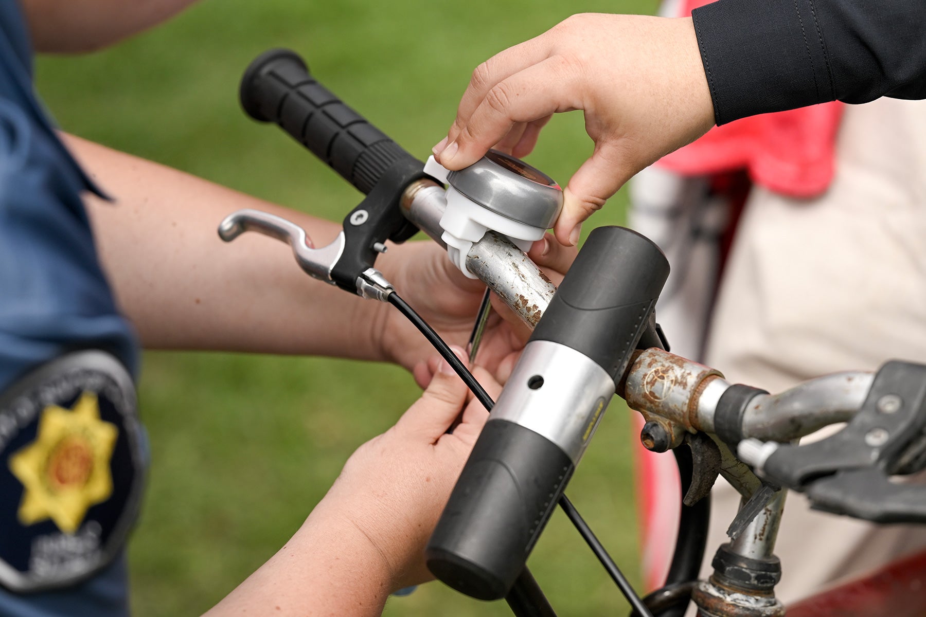 USC Safety Days: Bell installed on bike handlebars