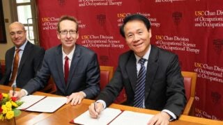 USC Provost Michael Quick and Peking University Health Science Center President Qimin Zhan formalize the partnership between the two institutions.