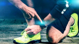runner ties shoe