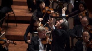 Michael Tilson Thomas conducting a symphony