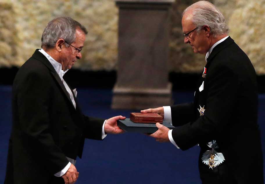 Arieh Warshel accepts the Nobel Prize