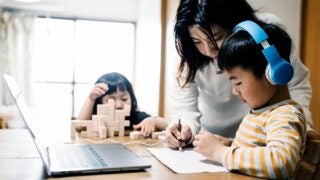 mom helping kids with online learning