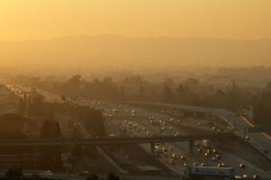 南加州大学研究人员发现，在高温和空气污染同时发生时，死亡风险显著增加。（照片/南加州大学南海岸空气质量管理区提供）