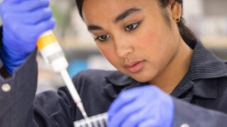 Chanelle Mizrahi in lab