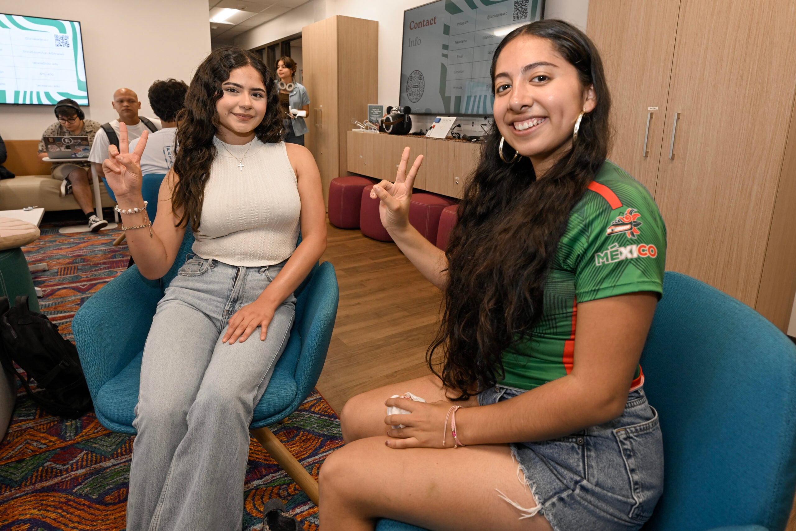 USC SEIP open house: Fernanda Morales Soto and Cielo Barrosso