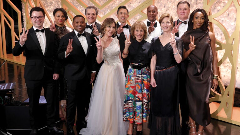 Fighting on at the USCAA Alumni Awards Gala in April: (front, from left) Tim Ellis ’12, MS ’13, Daniel Prince ’00, MA ’02, Linda Mirdamadi MD ’94, USC President Carol Folt, Shelly Nemirovsky ’85, Ego Nwodim ’10; (back, from left) USC Associate Senior Vice President of Alumni Relations Erika Jordan ’18, Tony Alamo MD ’91, host Tony Cabrera ’06, Simeon Stewart ’92, MBA ’17, and Wilbur H. Smith III MRED ’99. (Photo/Greg Grudt)