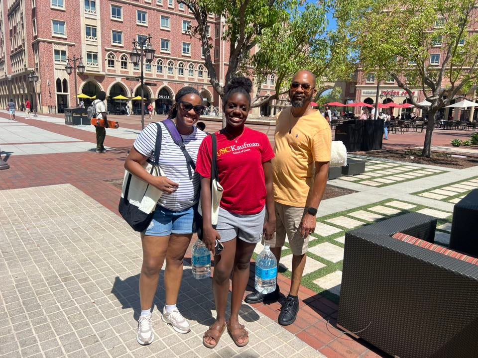 USC fall move-ins: Kayla Uwagbai and parents