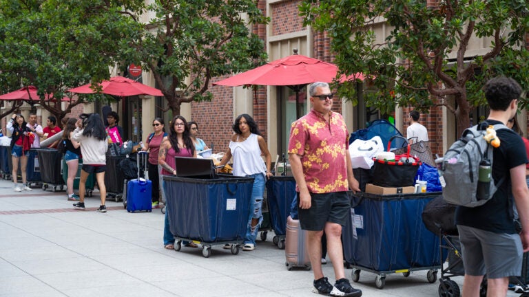 USC fall move-ins: Family and friends help