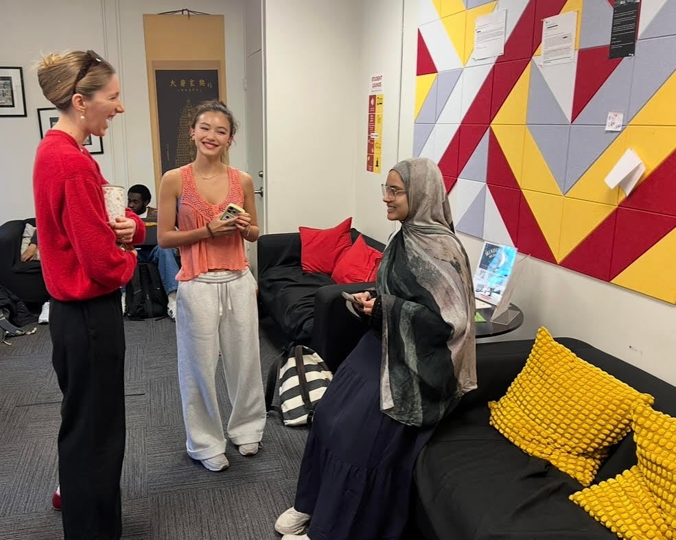 Kelsey Driggs (left), director of the Institute at the Church of Latter-day Saints, Iovine and Young Academy sophomore Emilie Duran, and USC Viterbi senior Fatima Quadri converse during a Tuesday morning coffee hour in the lounge at USC’s Office of Religious and Spiritual Life. (USC Photo/Greg Hernandez)